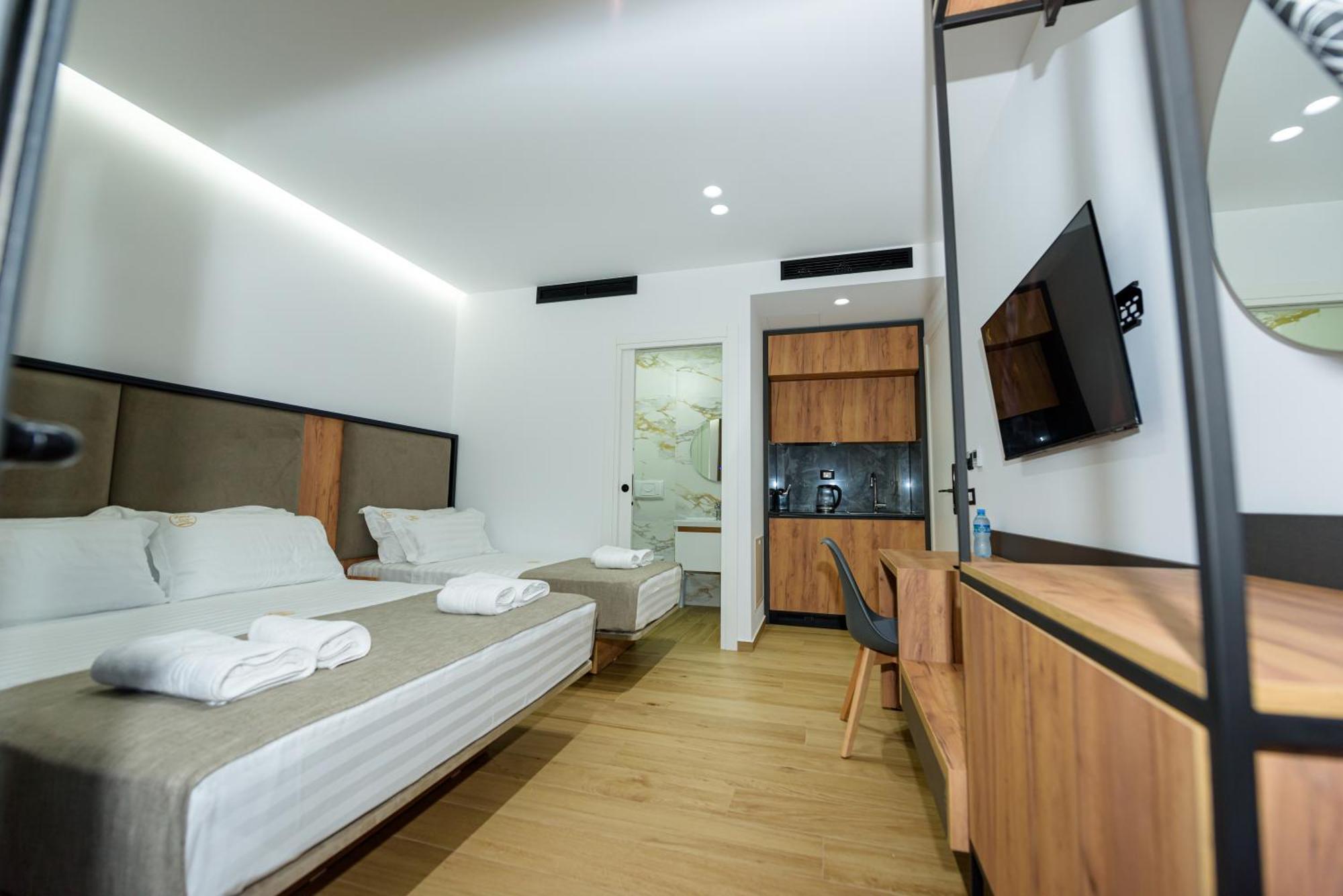 Kevin'S Aparthotel Vlore Exterior photo