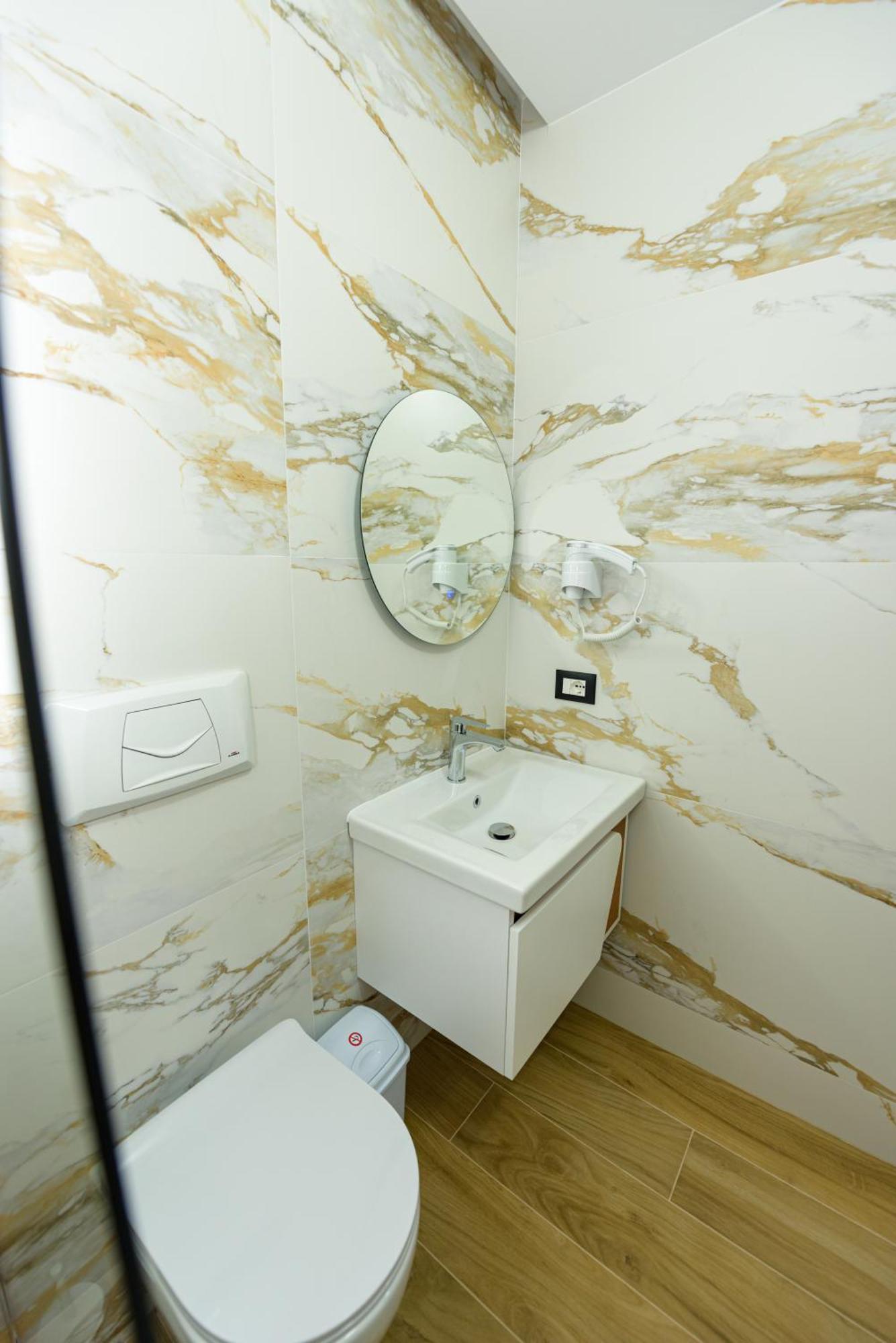 Kevin'S Aparthotel Vlore Exterior photo