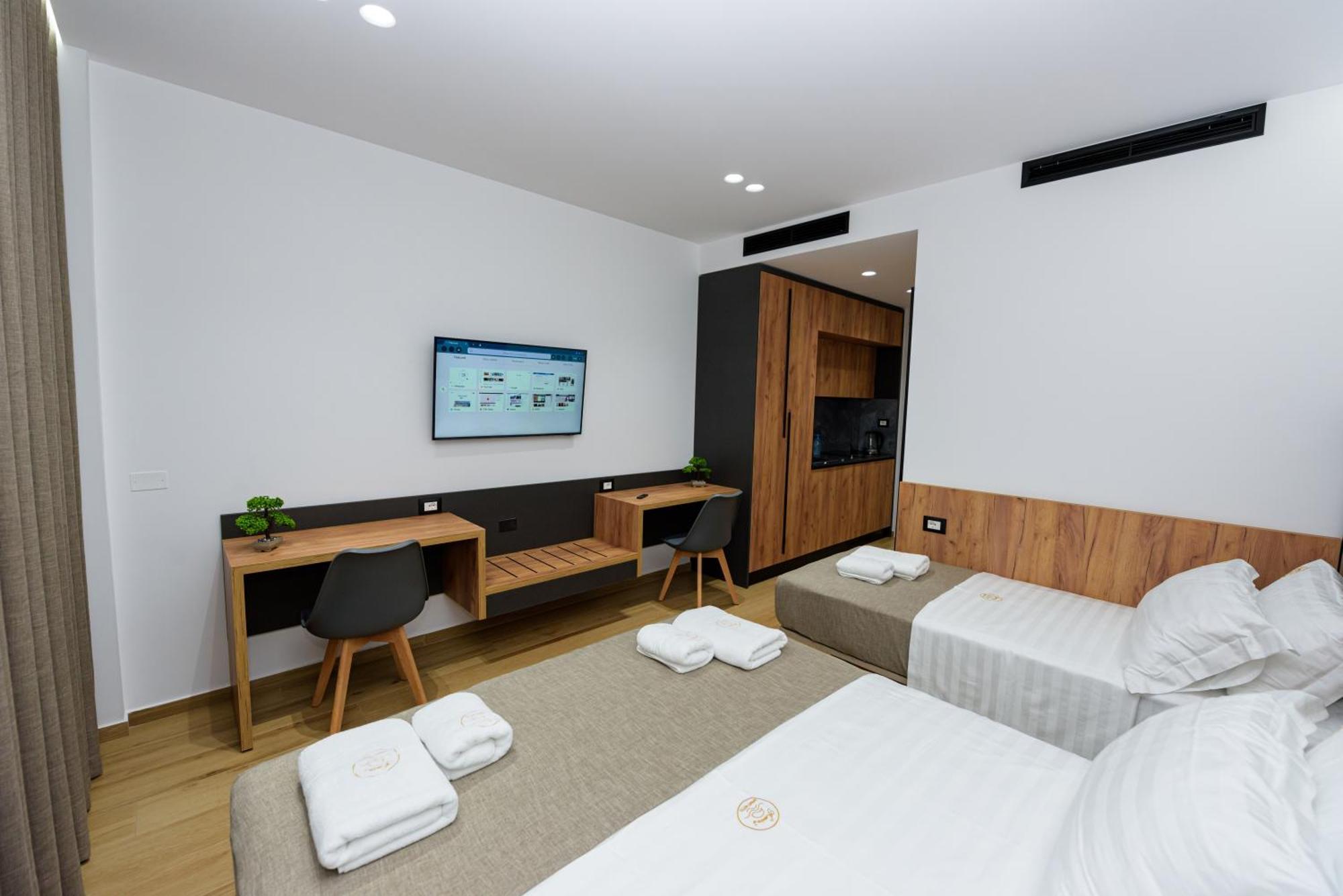 Kevin'S Aparthotel Vlore Exterior photo