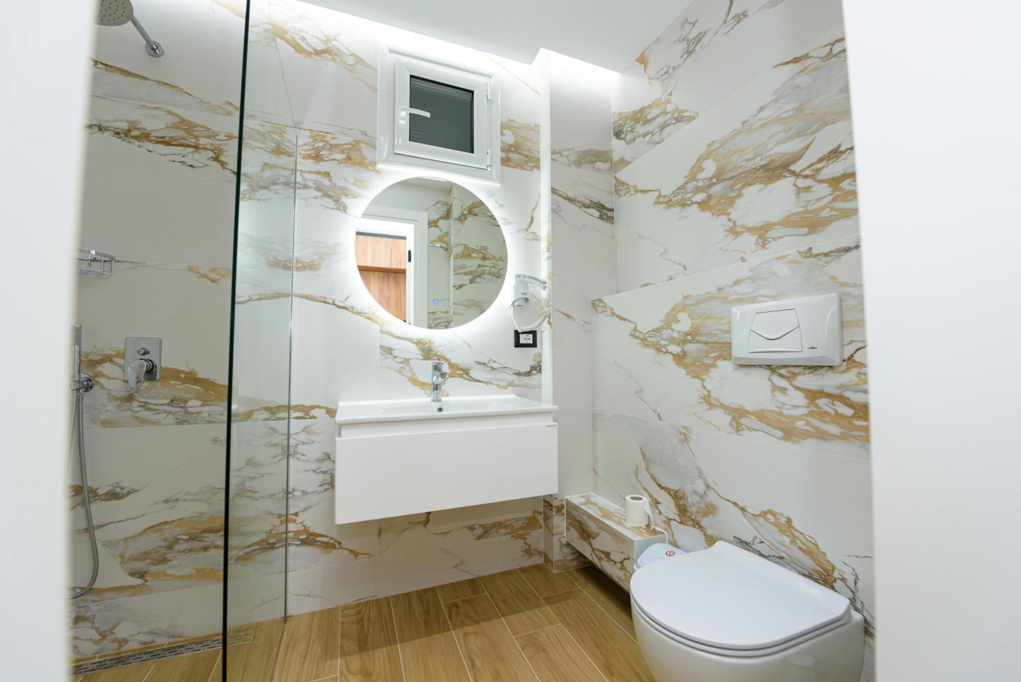 Kevin'S Aparthotel Vlore Exterior photo