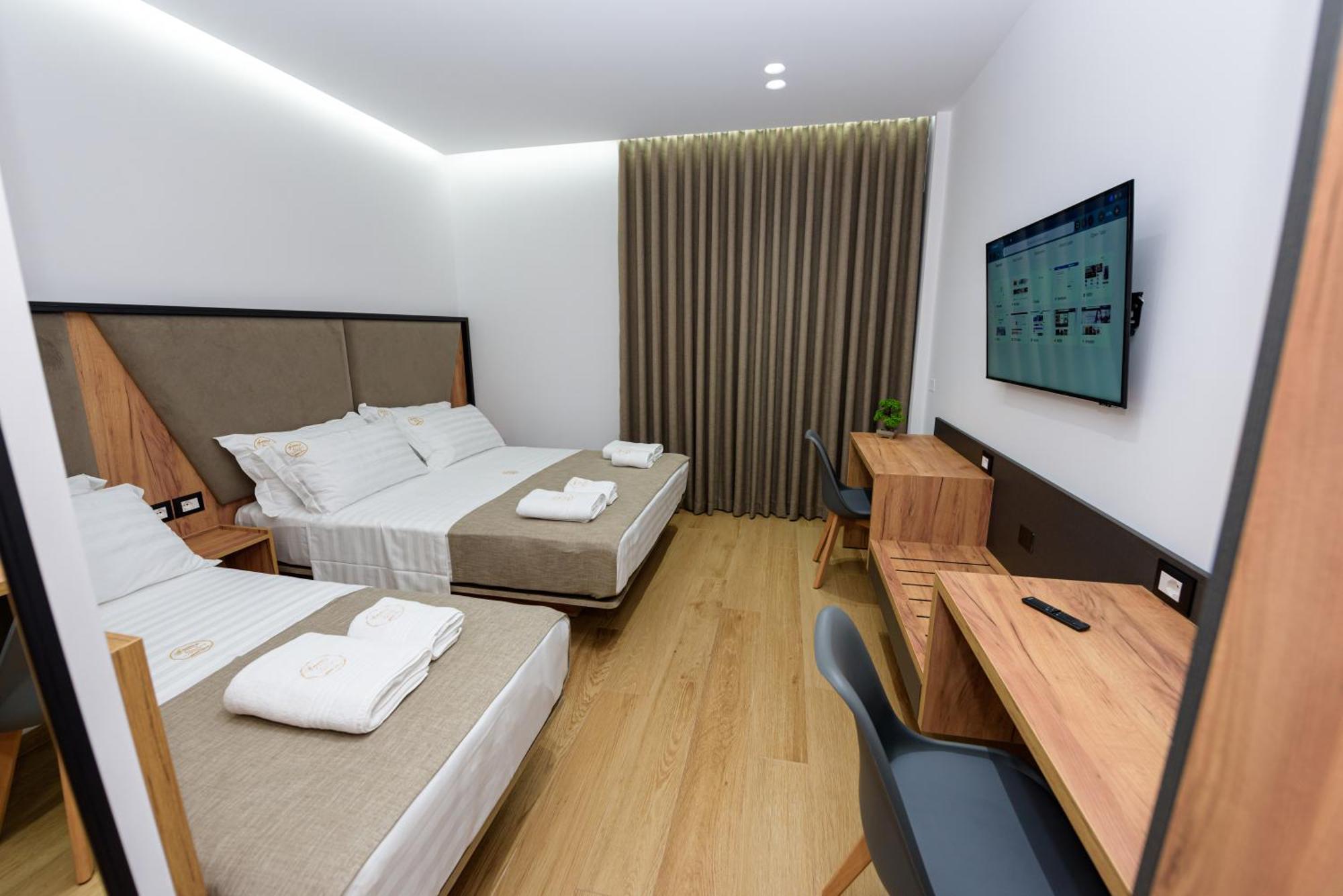 Kevin'S Aparthotel Vlore Exterior photo